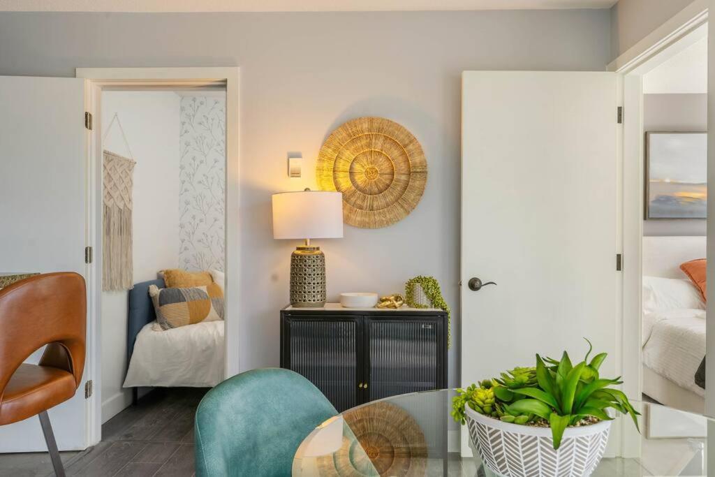 Apartment Downtown King Suite-surround Views-pool/gym/parkng *