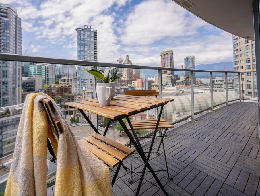 Downtown King Suite-surround Views-pool/gym/parkng Vancouver