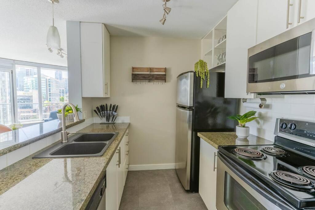 Downtown King Suite-surround Views-pool/gym/parkng