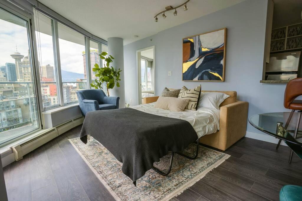 Downtown King Suite-surround Views-pool/gym/parkng Apartment