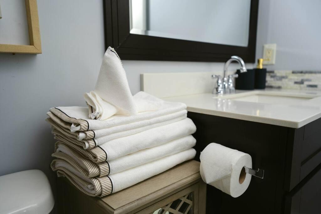 Downtown King Suite-surround Views-pool/gym/parkng Apartment Vancouver