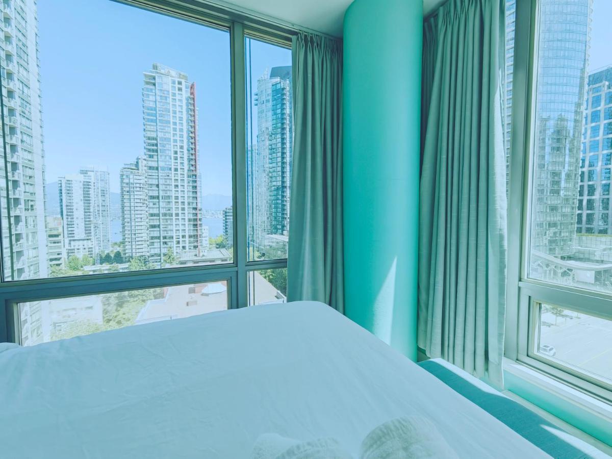 Apartment Chic 2-bedroom In Central Downtown With Stunning Water Views *