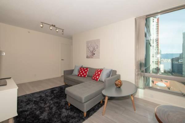 Chic 2-bedroom In Central Downtown With Stunning Water Views Apartment Vancouver