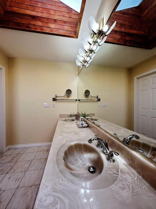 Villa Super Cosy 8bed & 6bath In Heart Near To Airport Vancouver