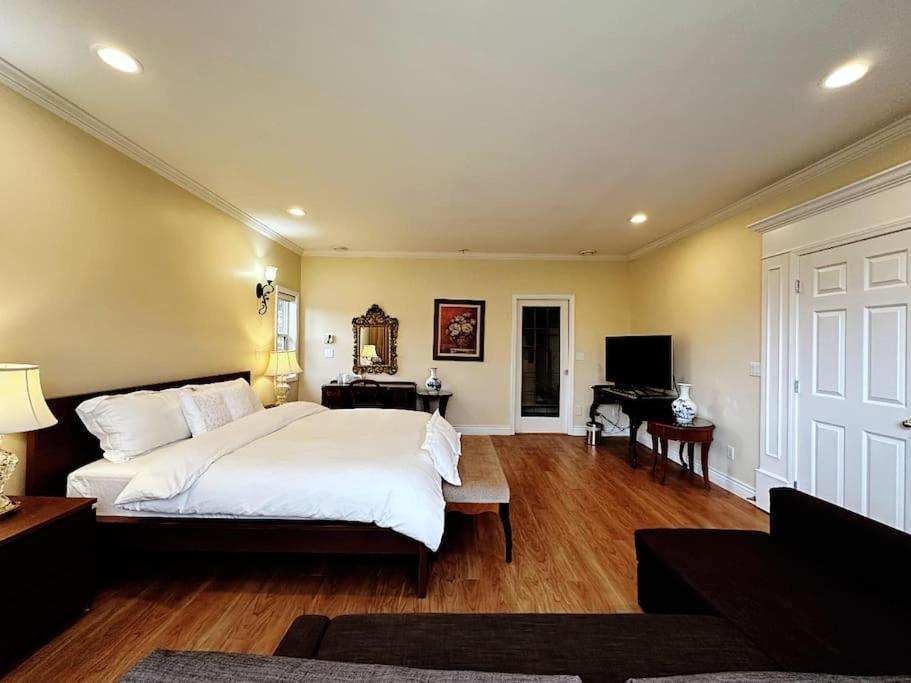 Super Cosy 8bed & 6bath In Heart Near To Airport Villa