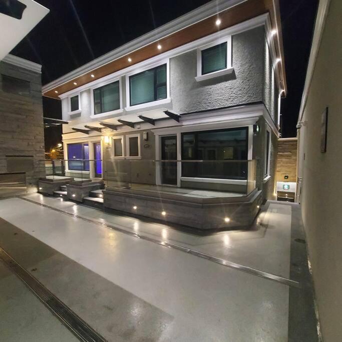 Beautiful Bright 3 Bed Townhouse Apartment *