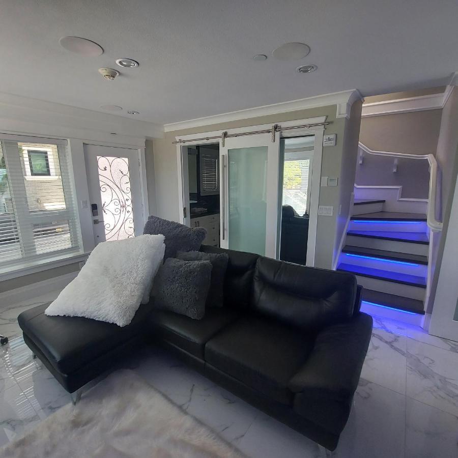 Beautiful Bright 3 Bed Townhouse Apartment *