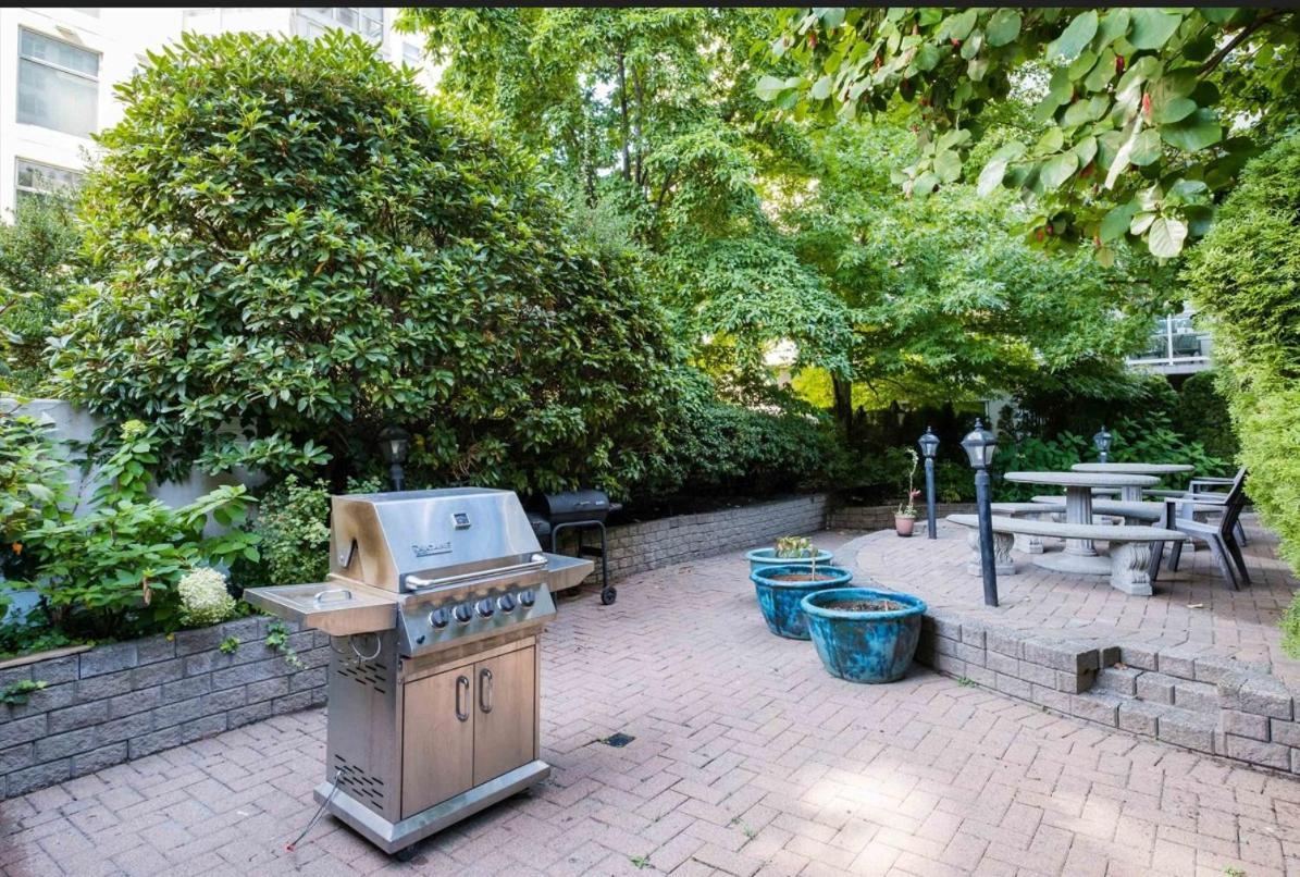 1bd+den Condo, With Free Parking In Downtown! Apartment