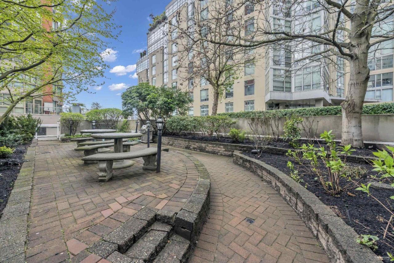 1bd+den Condo, With Free Parking In Downtown! Vancouver