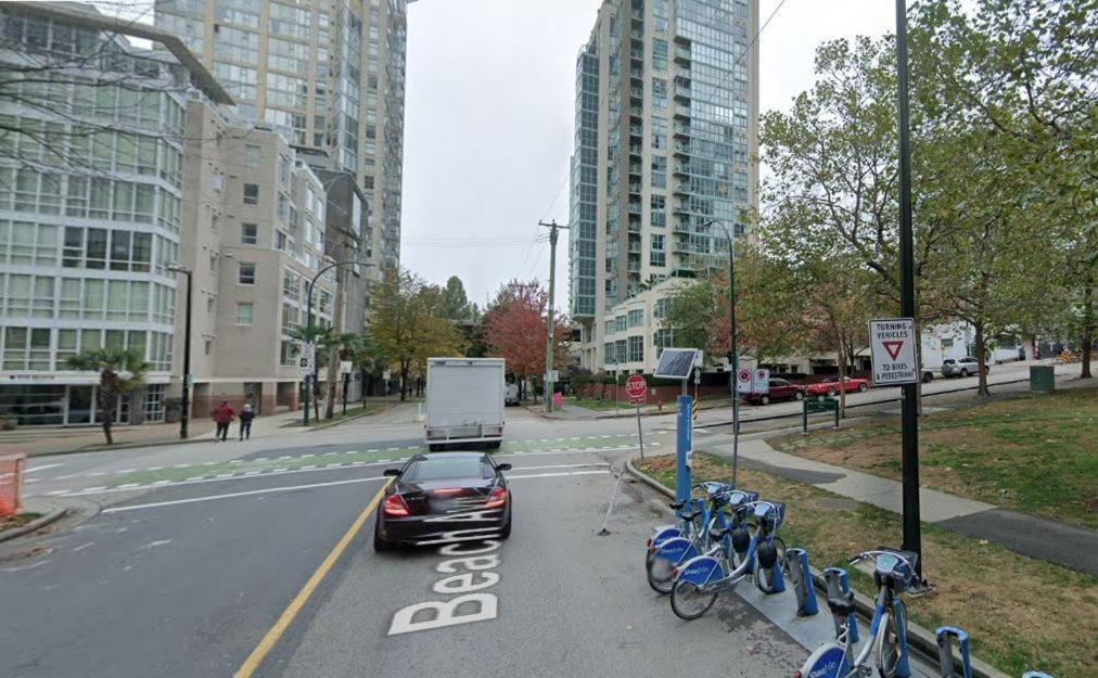 1bd+den Condo, With Free Parking In Downtown! Vancouver