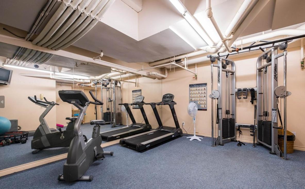 1bd+den Condo, With Free Parking In Downtown! Vancouver
