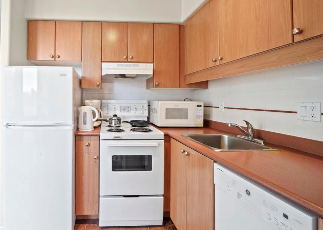 1bd+den Condo, With Free Parking In Downtown! Apartment *