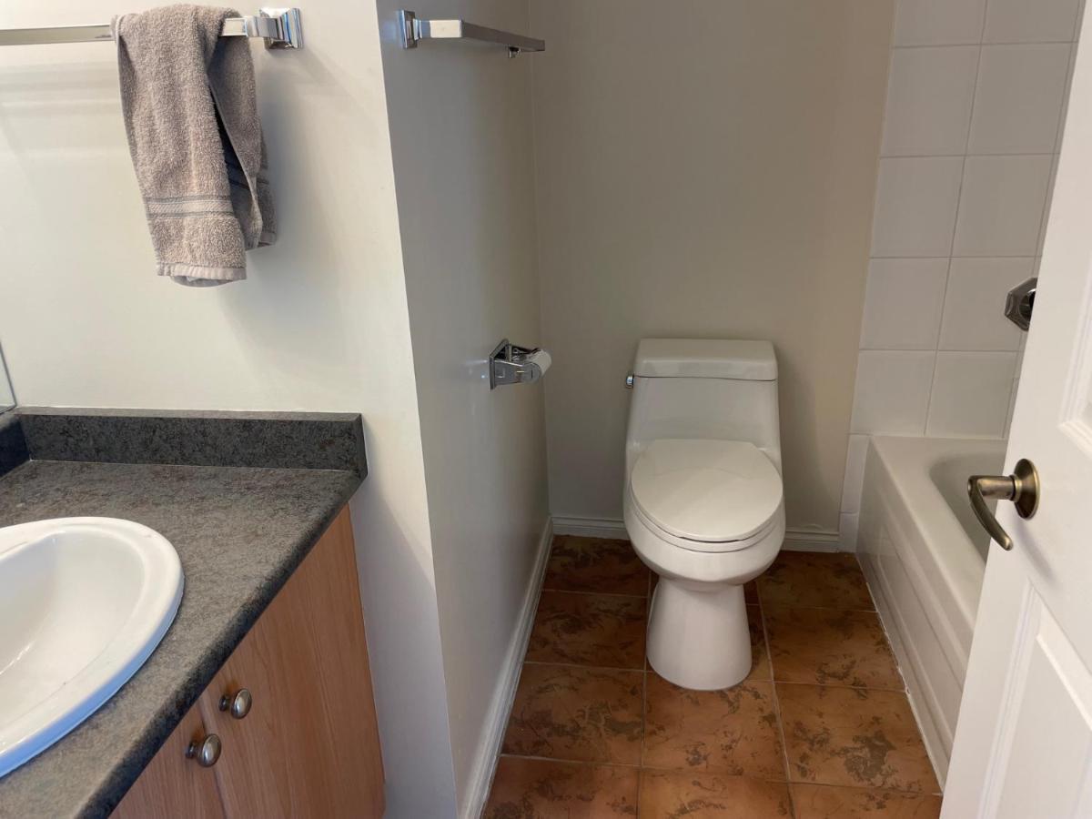 Apartment 1bd+den Condo, With Free Parking In Downtown!