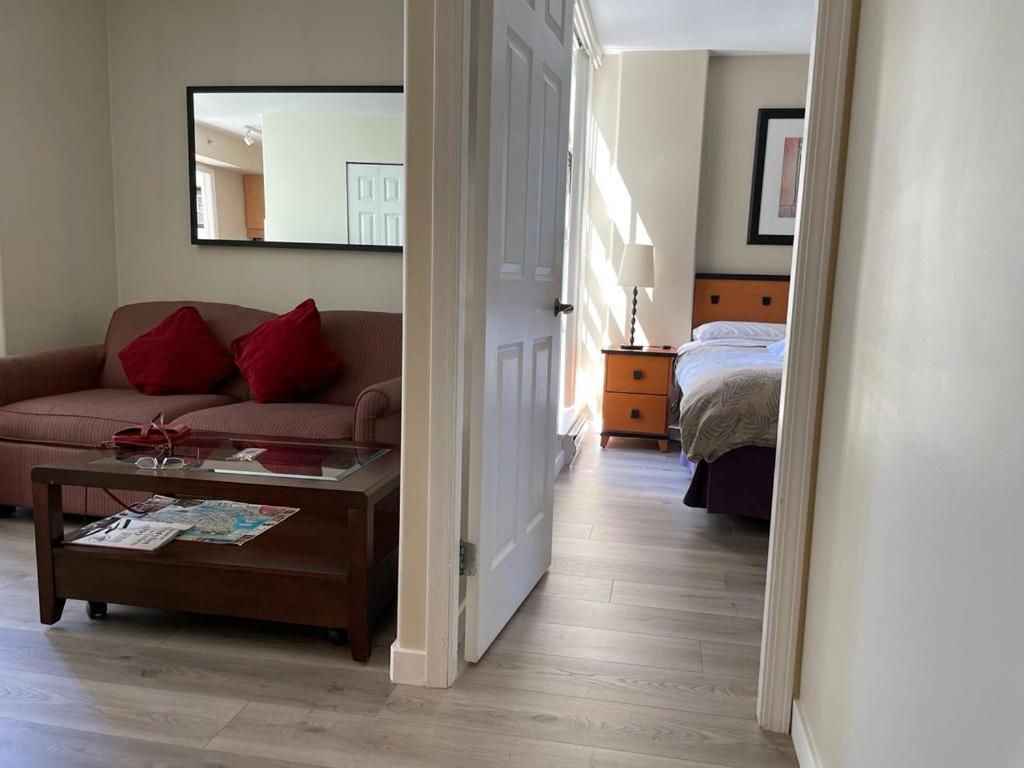 1bd+den Condo, With Free Parking In Downtown! Apartment *