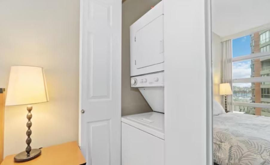 1bd+den Condo, With Free Parking In Downtown! Apartment *