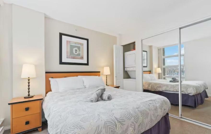 1bd+den Condo, With Free Parking In Downtown! Apartment Vancouver