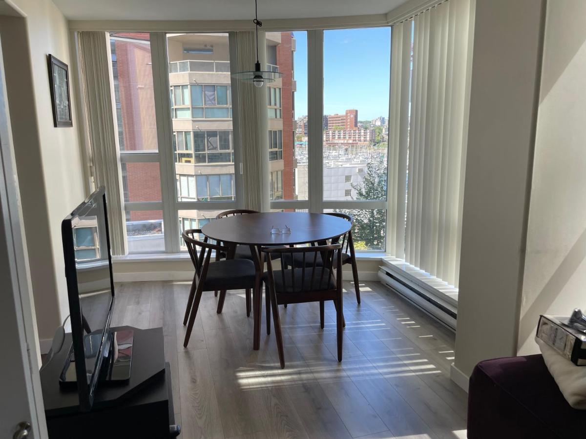 Apartment 1bd+den Condo, With Free Parking In Downtown! *