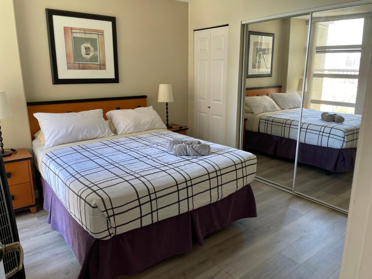 1bd+den Condo, With Free Parking In Downtown! Apartment *