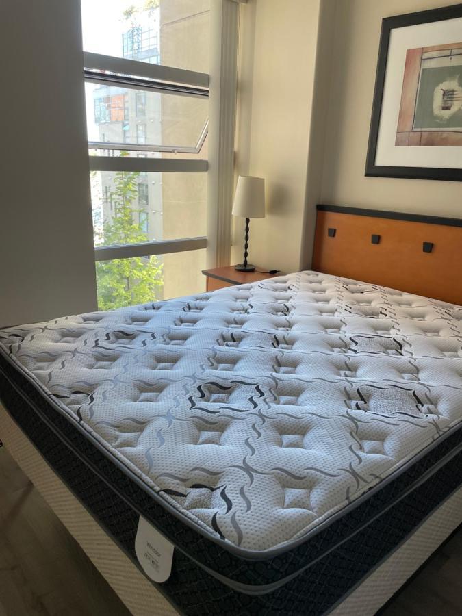 1bd+den Condo, With Free Parking In Downtown! Apartment *
