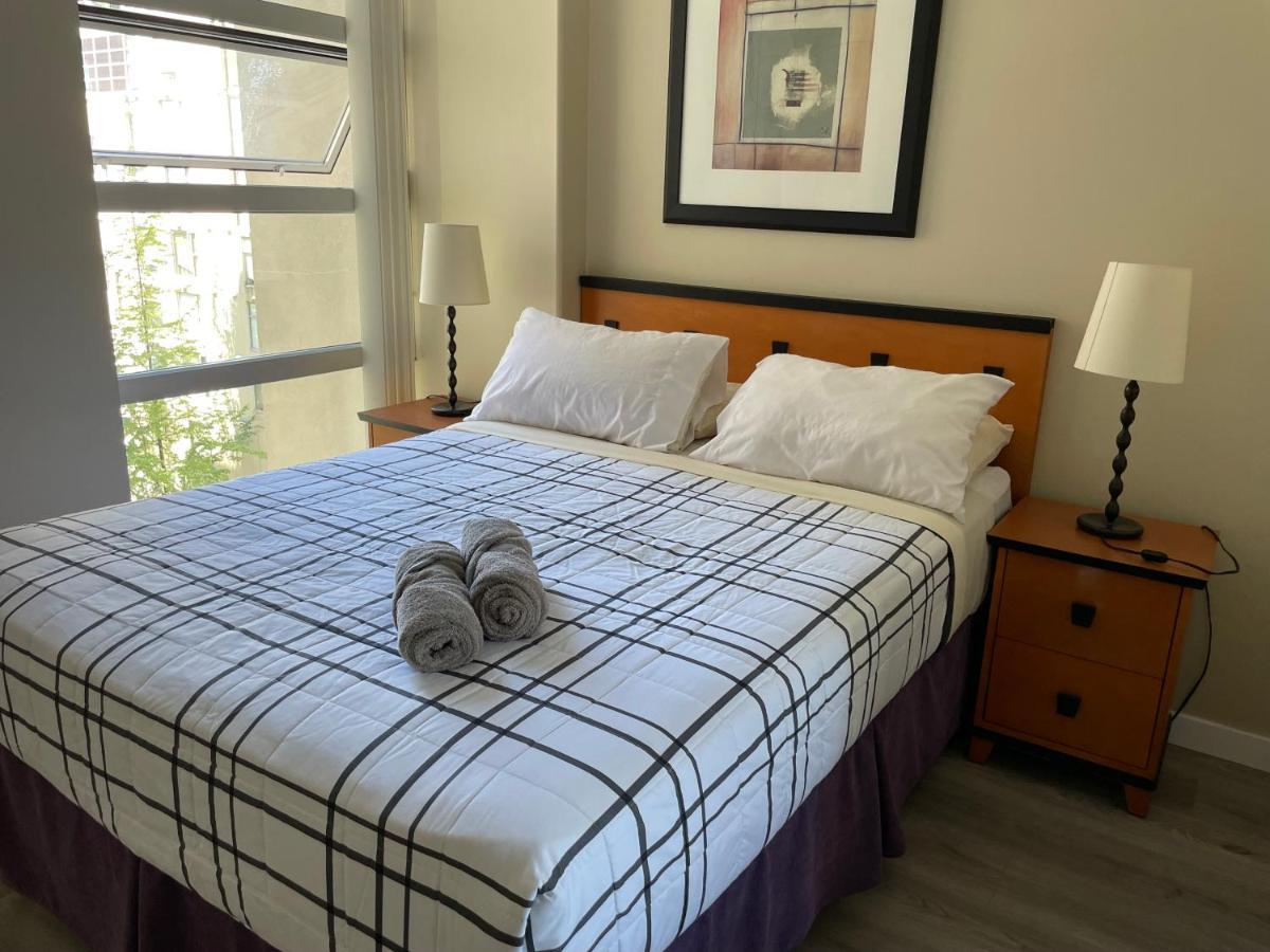 Apartment 1bd+den Condo, With Free Parking In Downtown!