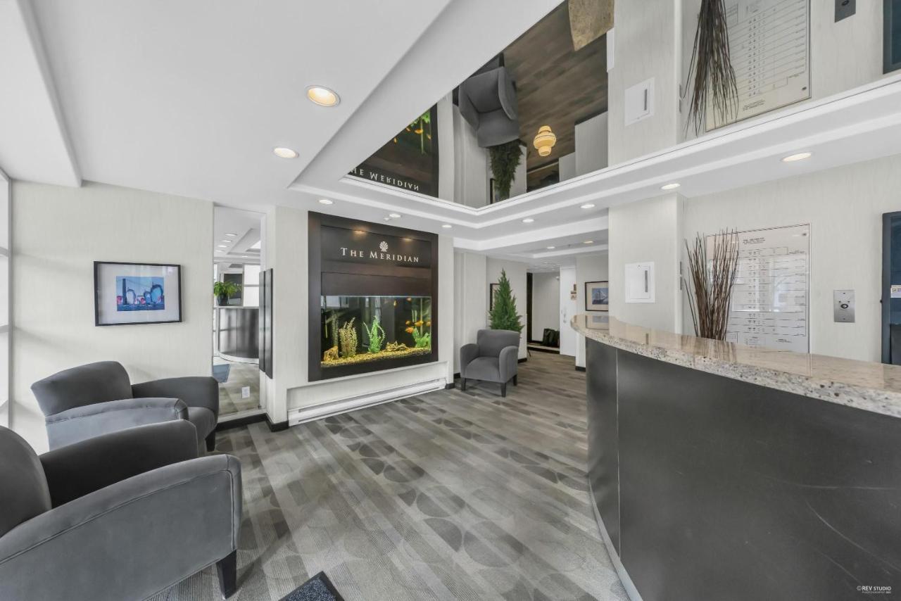 1bd+den Condo, With Free Parking In Downtown! *