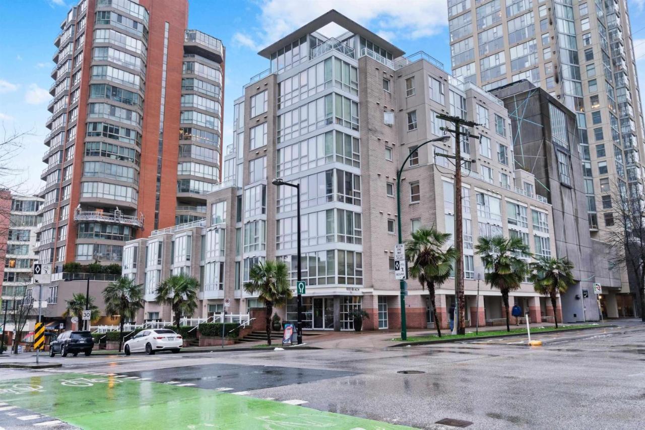 Apartment 1bd+den Condo, With Free Parking In Downtown!
