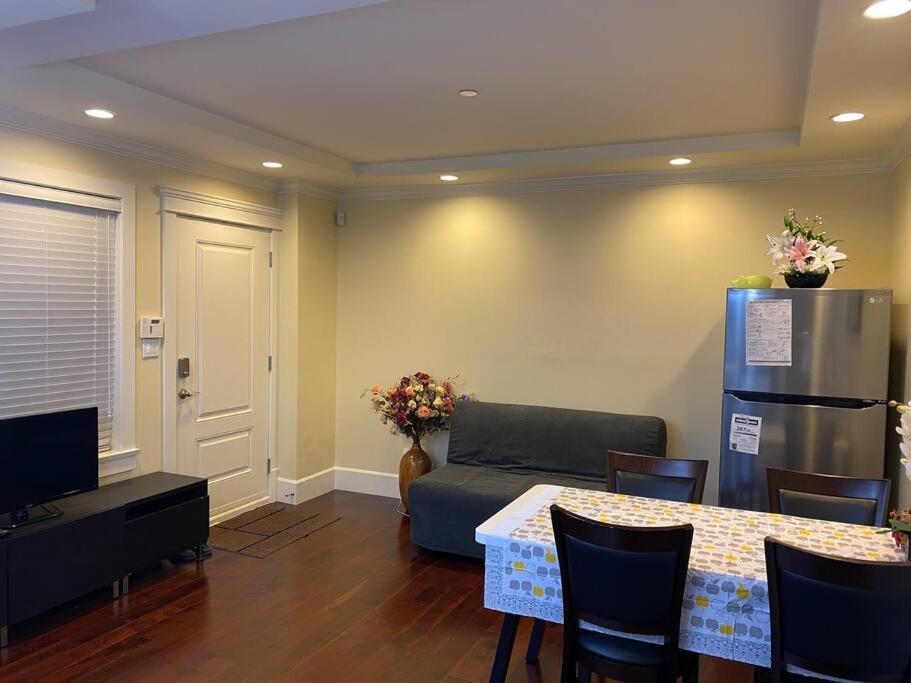 Spacious Modern New Apartment *