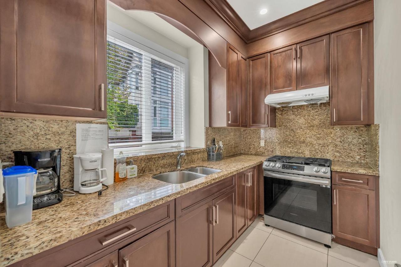 Gasthof Luxurious Getaway In Vancouver-private With Attached Bathroom
