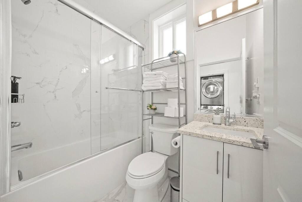 Guest house Entire New Cozy And Modern 2-storey House Vancouver