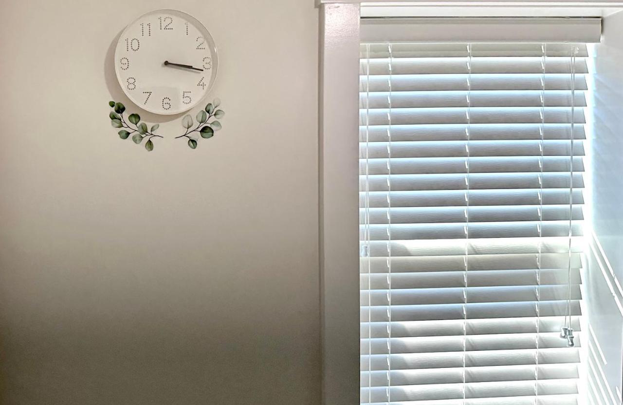 Guest house 2br 1.5ba Full Kitchen Private - Free Parking - Location *