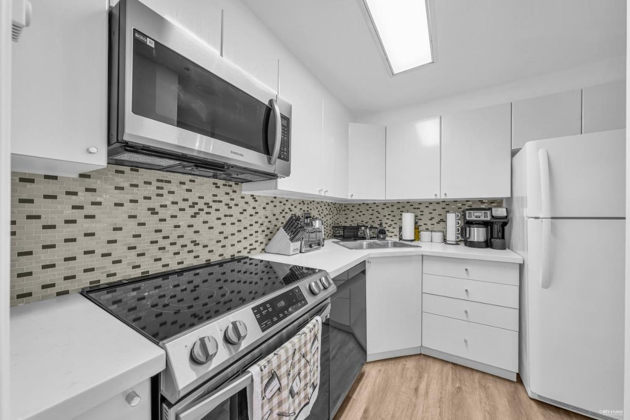 Apartment 1-br In Downtown Coal Harbour With Parking And Views