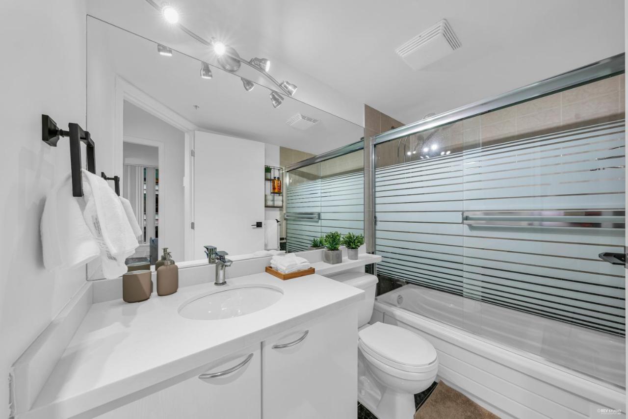 1-br In Downtown Coal Harbour With Parking And Views Apartment Vancouver