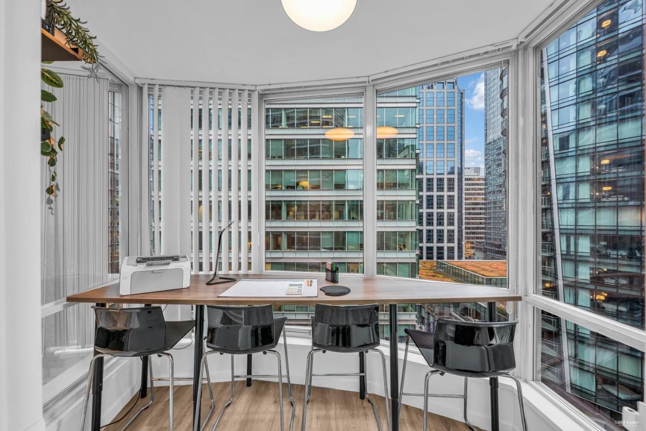 Apartment 1-br In Downtown Coal Harbour With Parking And Views Vancouver