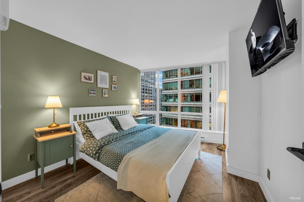 1-br In Downtown Coal Harbour With Parking And Views