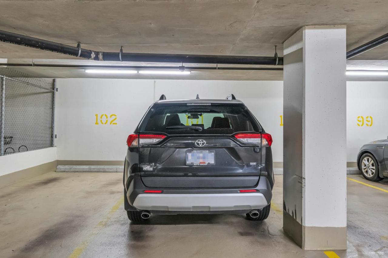 1-br In Downtown Coal Harbour With Parking And Views Apartment