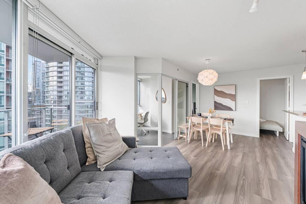Apartment Modern Elegance Vancouver