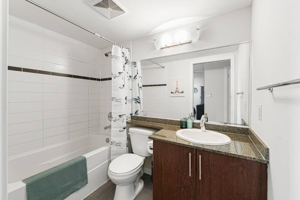 Apartment Modern Elegance Vancouver