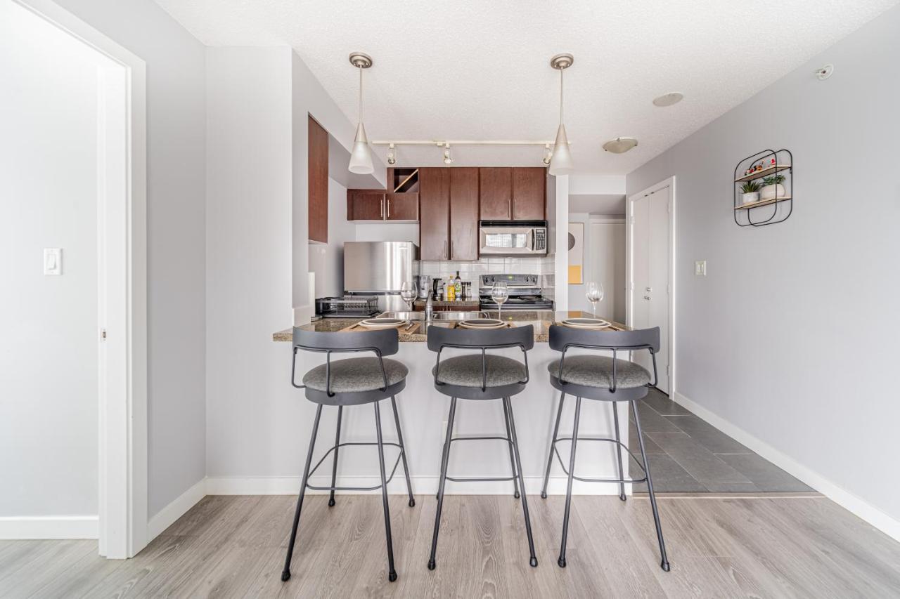 Amazing Views ! Leather Furniture ! Cozy Condo! * Vancouver