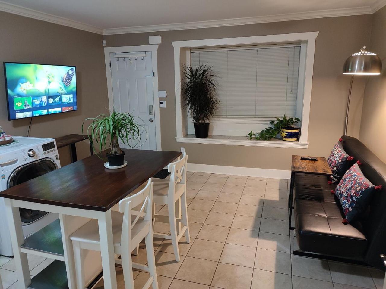Private W King Bed, Ground Level, Naturally Bright Guest house *