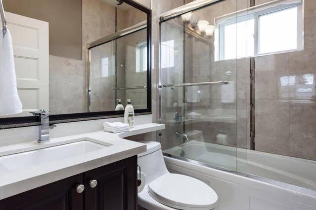 Gasthof Rare Find Exquisitely New Quiet & Safe Skytrain Vancouver