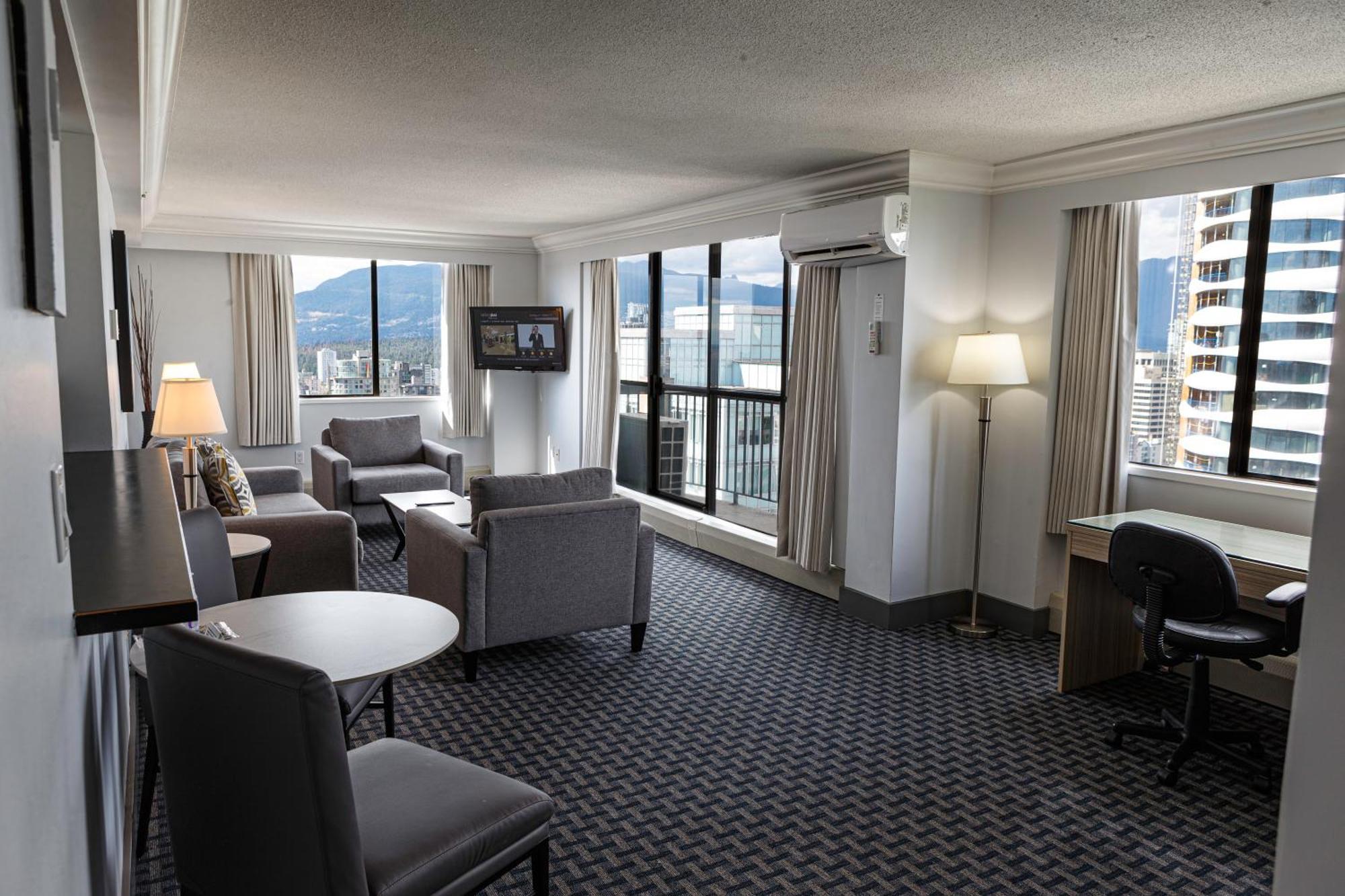 Century Plaza Hotel 3*