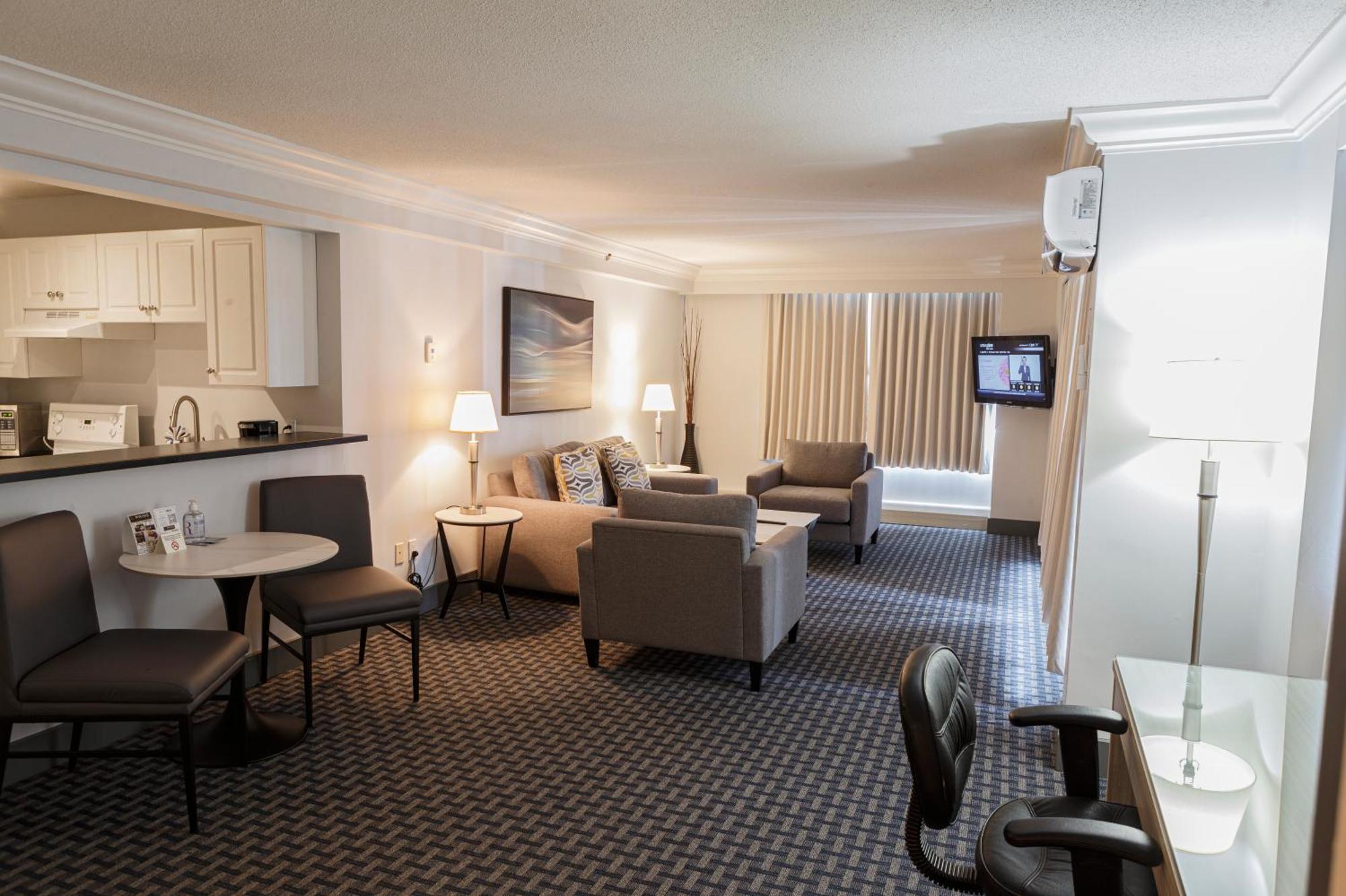 Century Plaza Hotel 3*