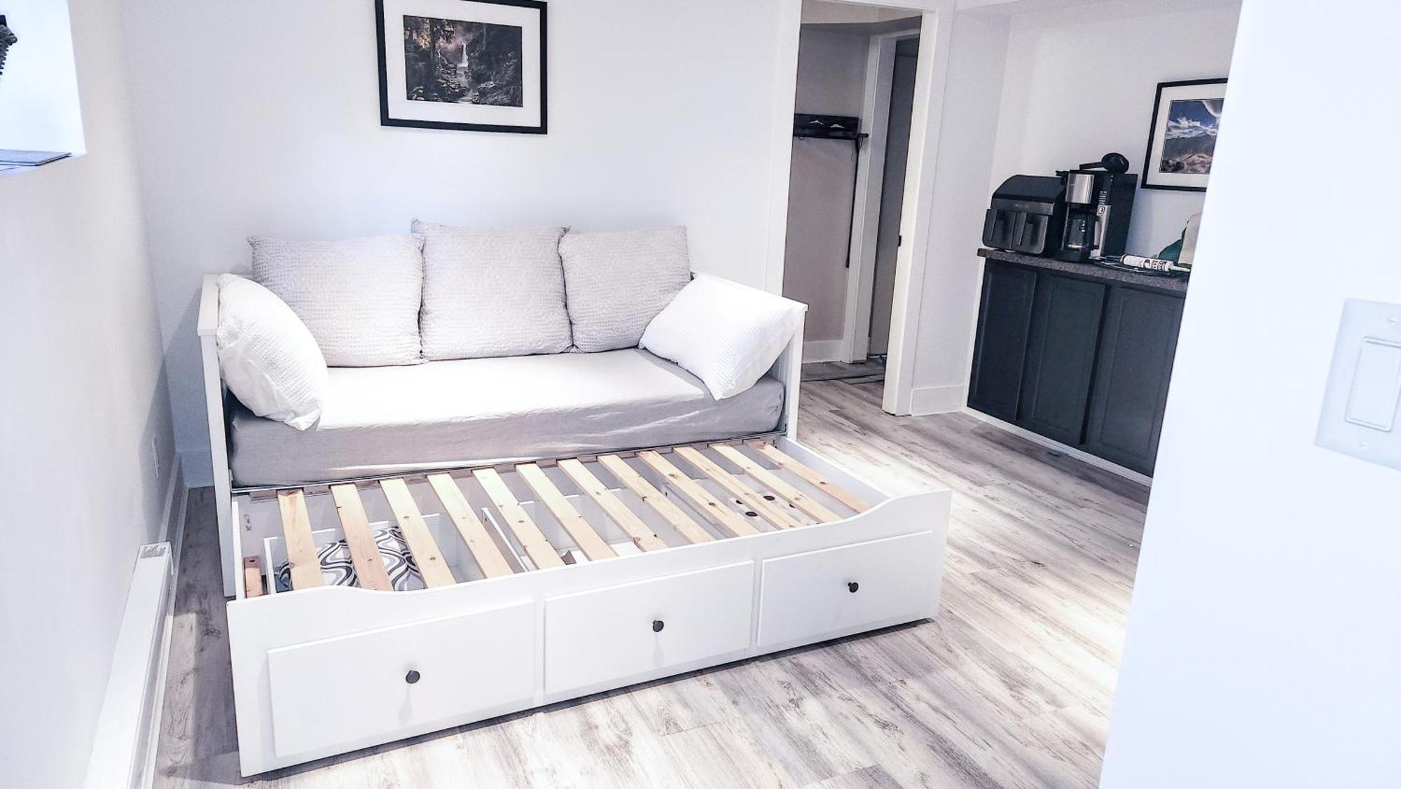 Small Private At Kitsilano Bed & Breakfast *