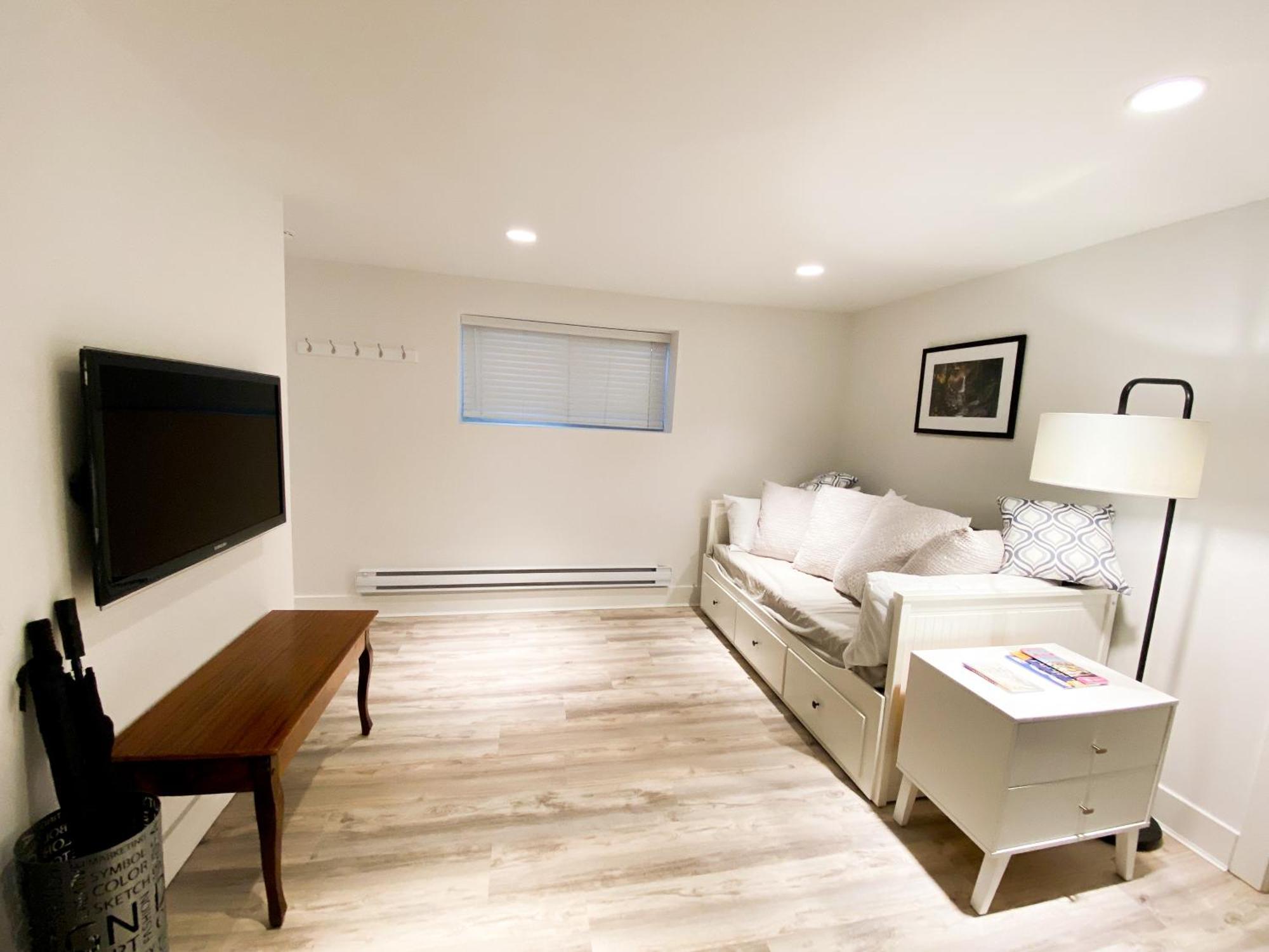 Small Private At Kitsilano Bed & Breakfast *