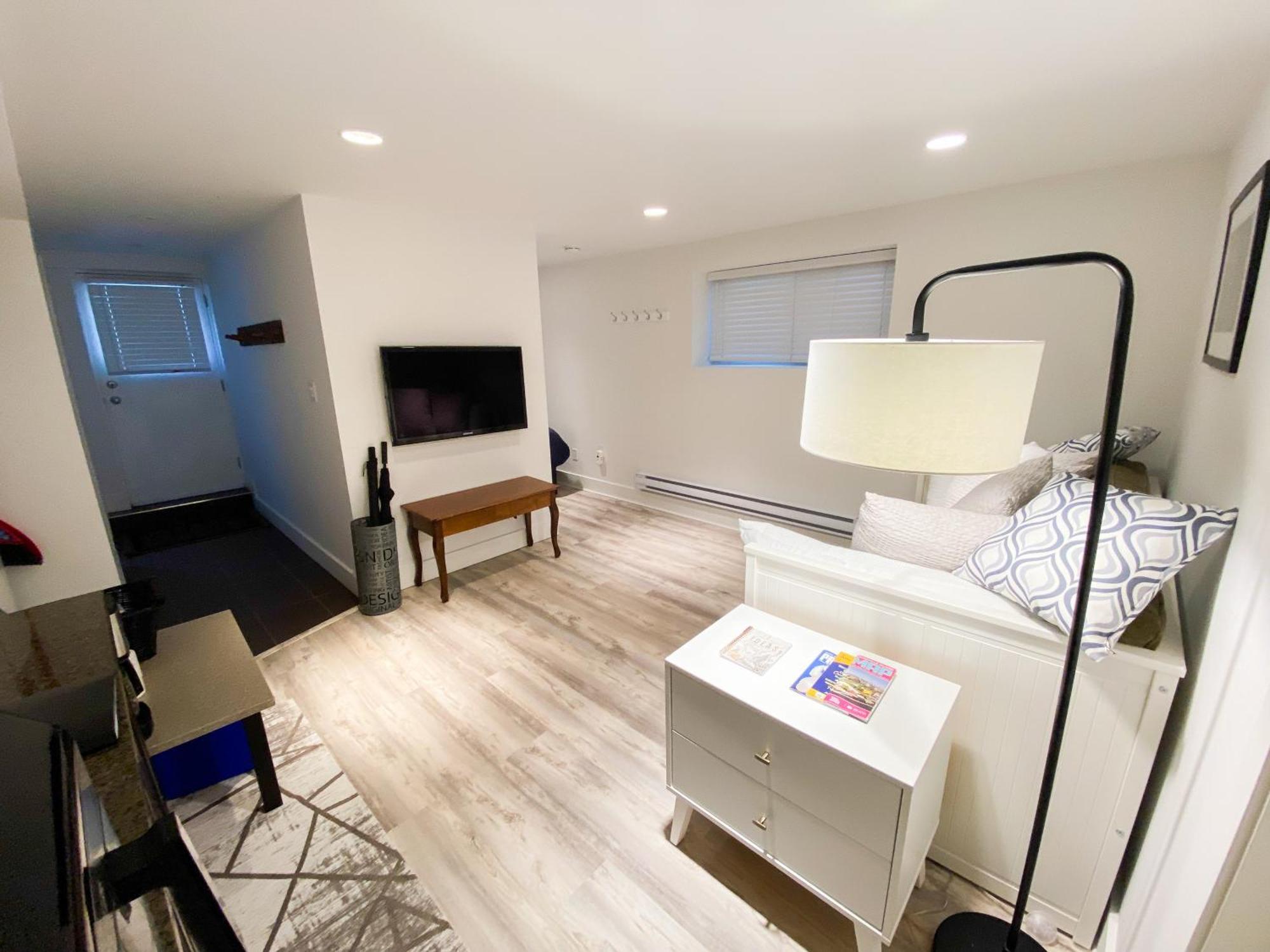 Small Private At Kitsilano Bed & Breakfast