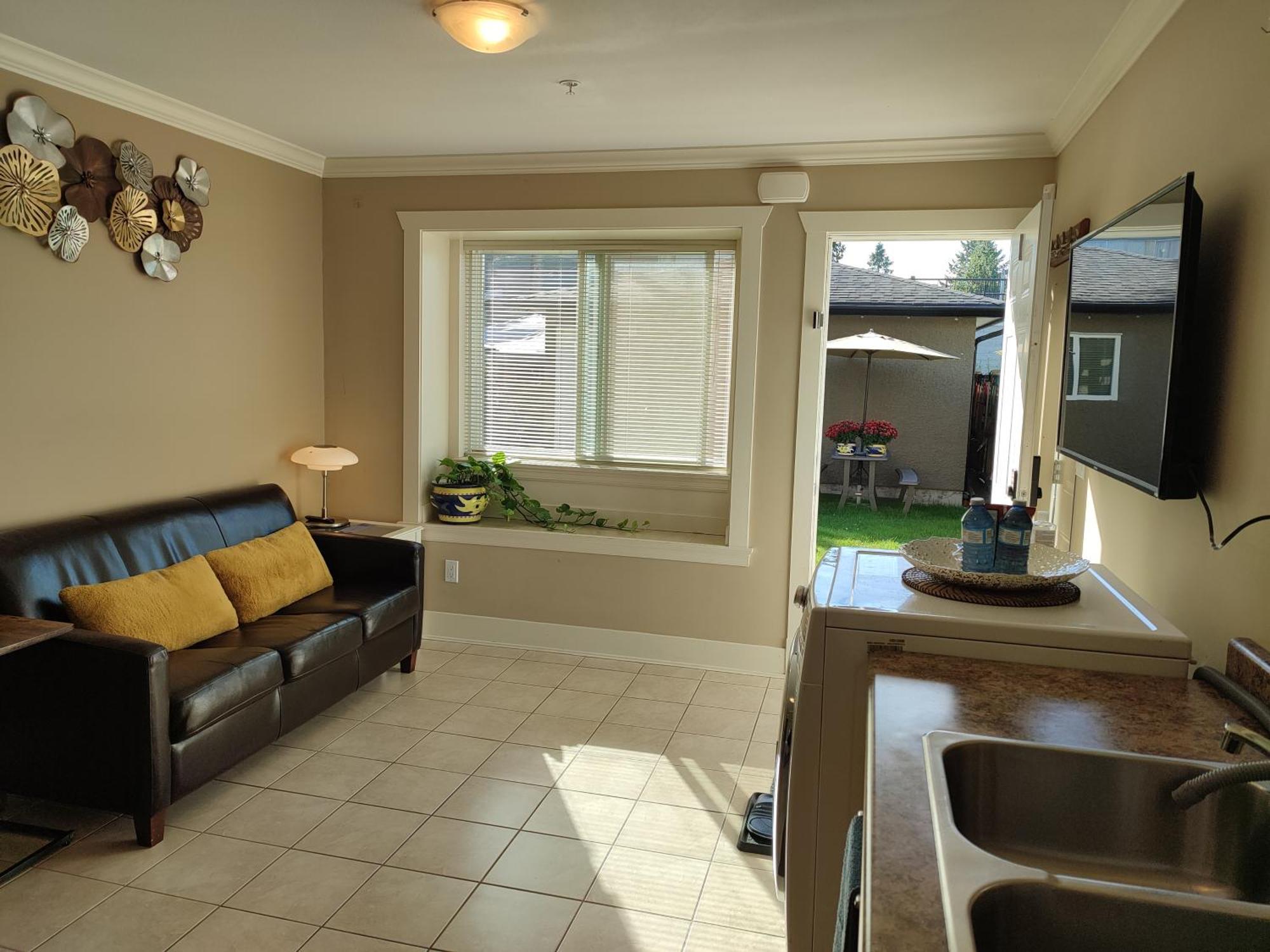 Guest house Private W King Bed, Ground Level, Naturally Bright