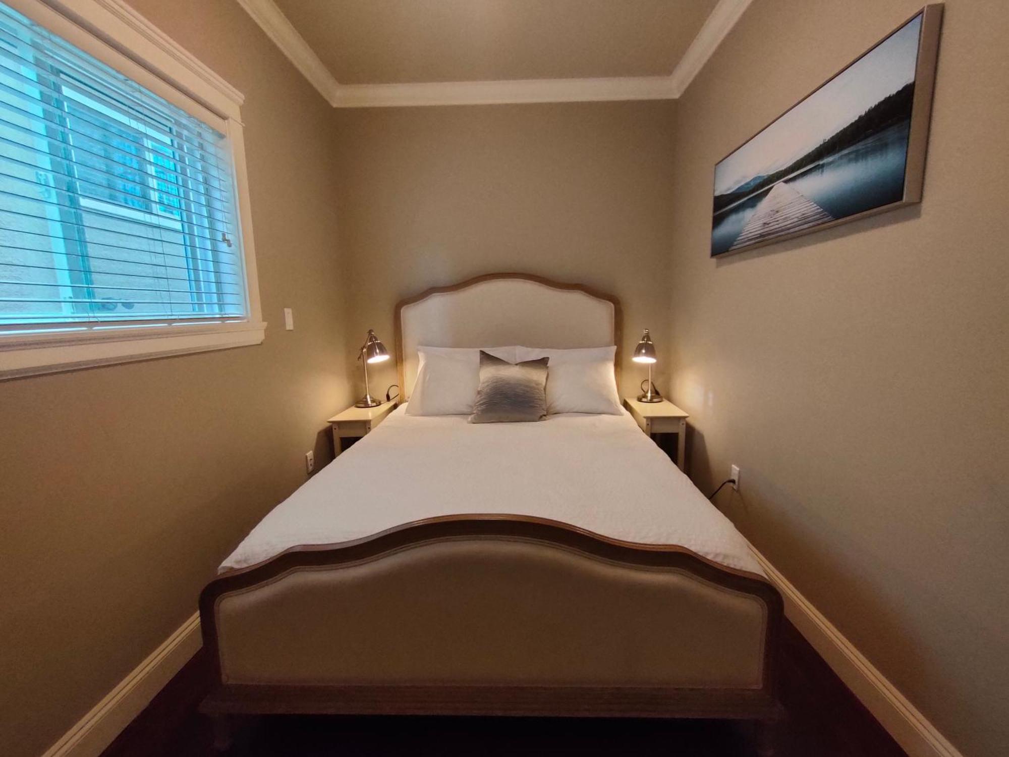Rare Find Exquisitely New Quiet & Safe Skytrain * Vancouver