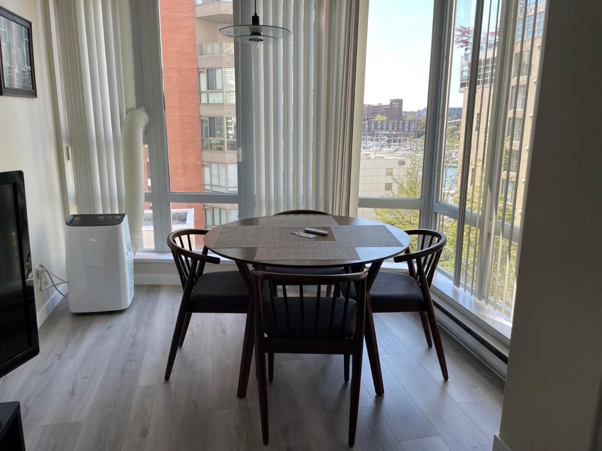 1bd+den Condo, With Free Parking In Downtown! Vancouver