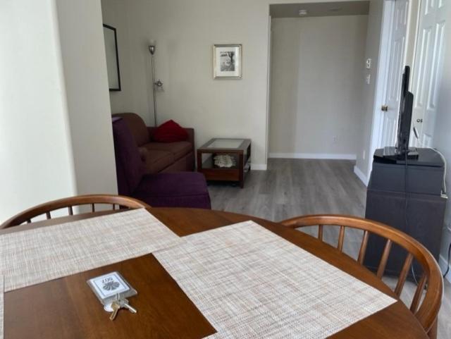 1bd+den Condo, With Free Parking In Downtown! Apartment
