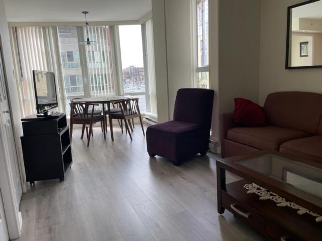 Apartment 1bd+den Condo, With Free Parking In Downtown! Vancouver